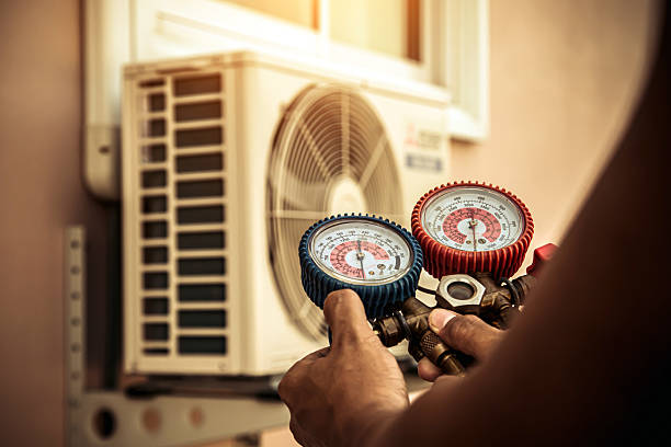 Professional Hvac technician working in Flora, IN
